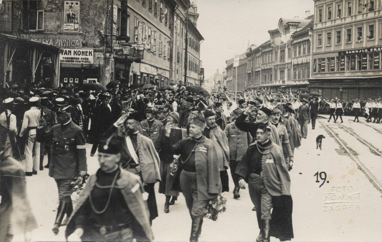 Trg bana Jelačića oko 1925. godine, povorka
